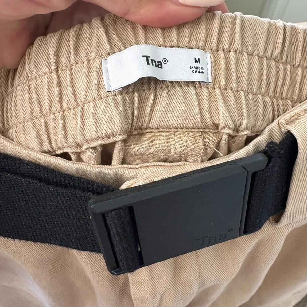 Aritzia TNA Belted Cargo Pants in Beige Khaki size Medium